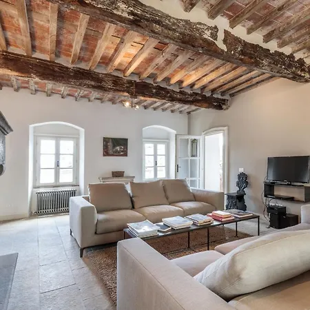 Palazzo Giusti, Understated Luxury With A Welcoming Ambience On The Hills Of Lucca ヴィラ